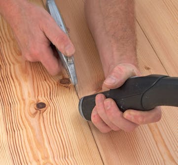 Puhdista saumat vielä kertaalleen puulattian hionta